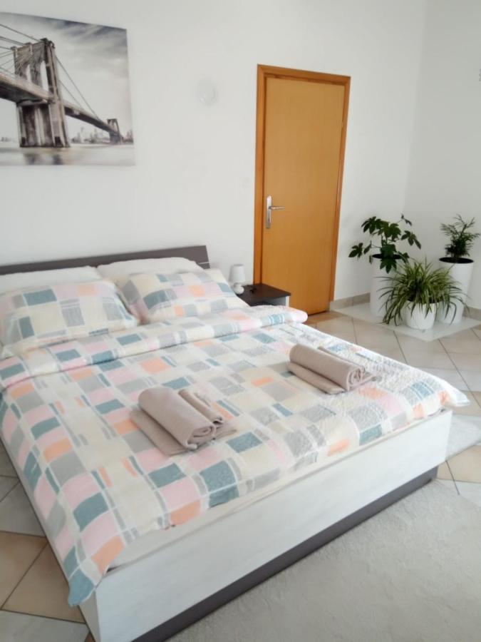 Studio Apartman Kika Оточац Екстер'єр фото