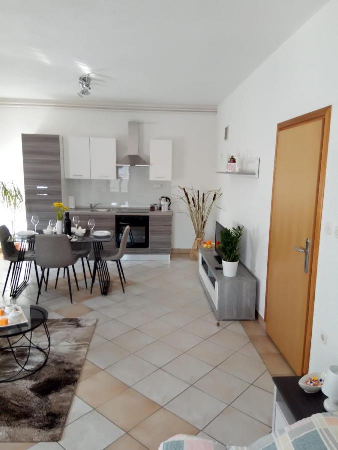 Studio Apartman Kika Оточац Екстер'єр фото